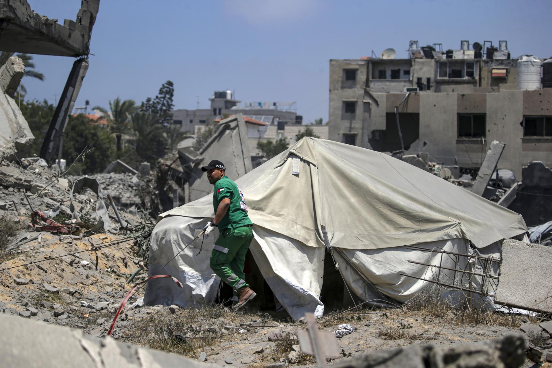 Palestinos buscan supervivientes y víctimas entre los escombros de edificios destruidos tras un ataque aéreo israelí al oeste de la ciudad de Gaza, en la Franja de Gaza, 23 de mayo de 2025. Más de 53.700 palestinos han muerto en la Franja de Gaza, según el Ministerio de Sanidad palestino, desde que Israel lanzó una campaña militar en la franja en respuesta a un ataque transfronterizo liderado por el grupo militante palestino Hamás el 07 de octubre de 2023, en el que murieron unos 1.200 israelíes y más de 250 fueron tomados como rehenes. EFE/EPA/MOHAMMED SABER