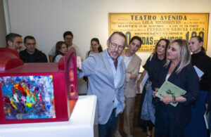 El artista Guillermo Kuitca, explica una de sus obras a la alcaldesa de Granada, Marifrán Carazo (2d), en presencia de Laura García Lorca (d), sobrina y directora de la Huerta de San Vicente, casa-museo dedicada al poeta Federico García Lorca, durante la inauguración de la exposición 'Vals en las ramas', que entrelaza la obra del autor de Yerma con el universo del argentino. Una exposición que toma su nombre de uno de los poemas de Poeta en Nueva York y que ejemplifica la influencia internacional del granadino casi noventa años después de su asesinato. EFE/Miguel Ángel Molina