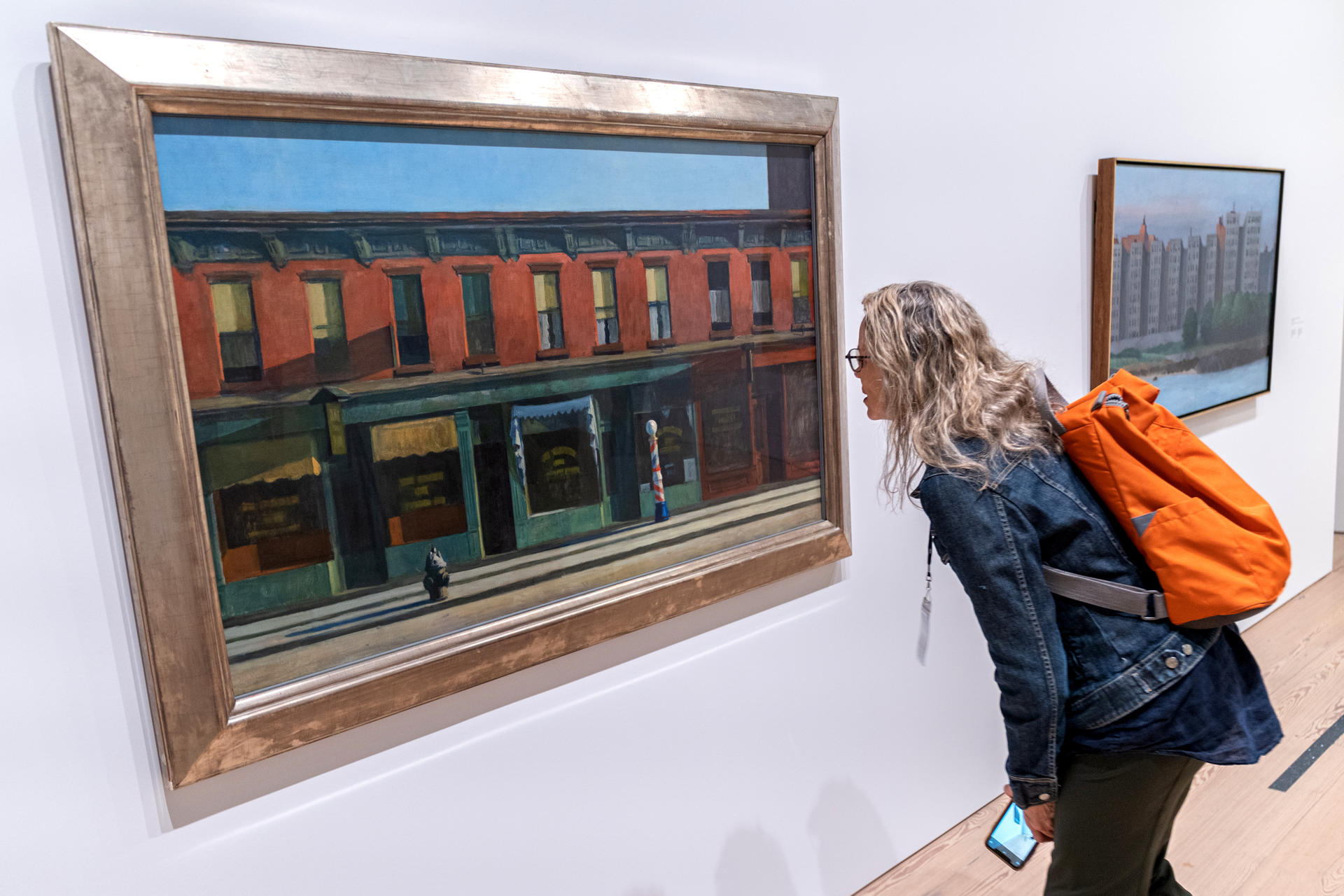 Foto de archivo de una persona observando una pintura en el Museo Whitney de Nueva York, (EE.UU.). EFE/Ángel Colmenares