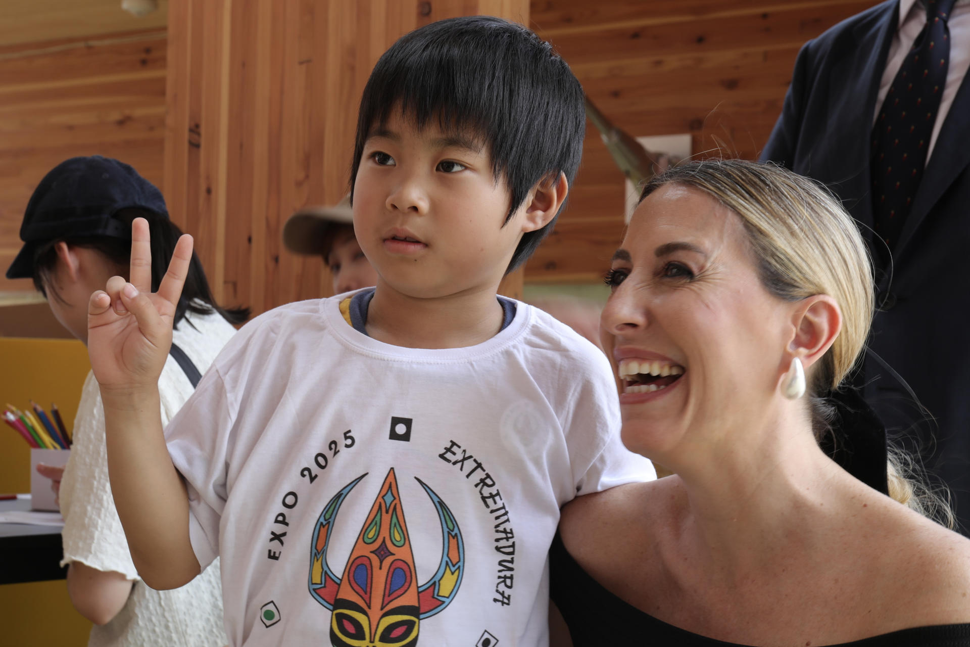 La presidenta de la Junta de Extremadura, María Guardiola (c), junto a un participante en un taller sobre el Jarramplas de Piornal, durante la celebración del Día de Honor de Extremadura en el pabellón de la Exposición Universal de Osaka.- EFE/ Junta de Extremadura ***SOLO USO EDITORIAL/SOLO DISPONIBLE PARA ILUSTRAR LA NOTICIA QUE ACOMPAÑA (CRÉDITO OBLIGATORIO)***