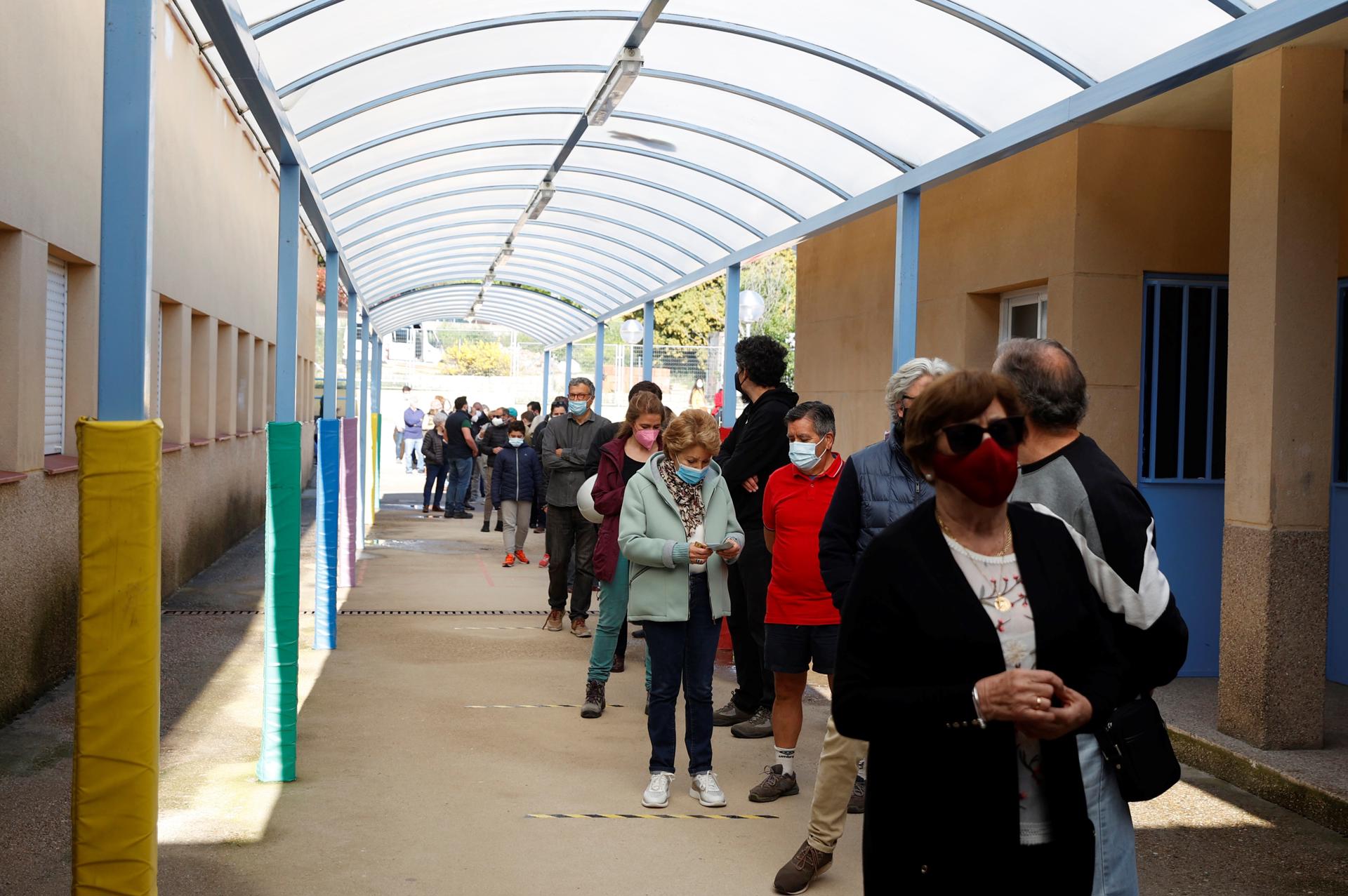Colas para votar en un colegio electoral. EFE/J.J. Guillén