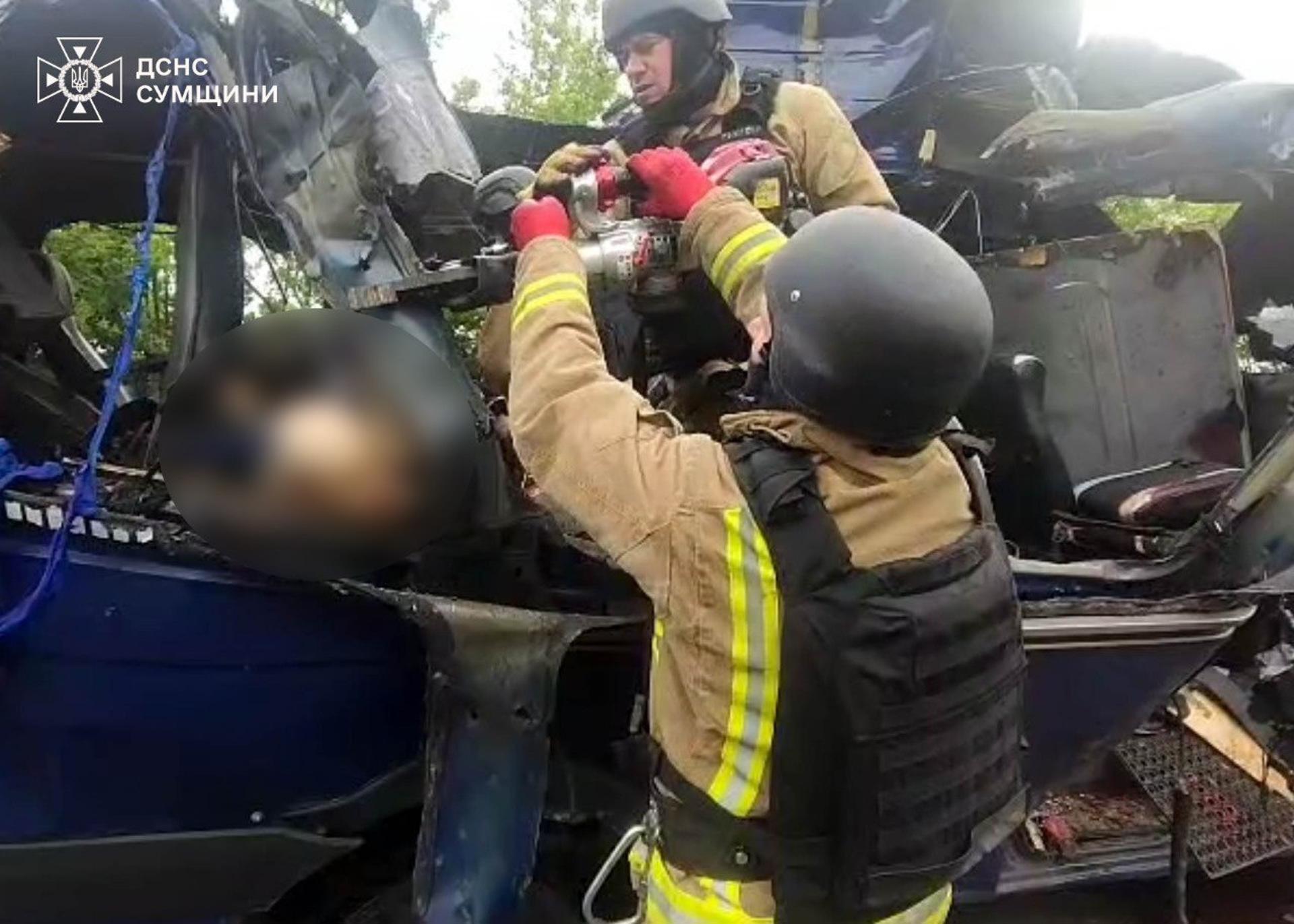 Los equipos de rescate trabajan en un autobús alcanzado por un bombardeo ruso en una carretera cerca de Bilopillia, región de Sumi, noreste de Ucrania, el 17 de mayo de 2025. EFE/EPA/SERVICIO ESTATAL DE EMERGENCIAS DE UCRANIA HANDOUT -- MEJOR CALIDAD DISPONIBLE -- CRÉDITO OBLIGATORIO: SERVICIO ESTATAL DE EMERGENCIAS DE UCRANIA -- ATENCIÓN EDITORES: IMAGEN PIXELADA EN ORIGEN --USO EDITORIAL HANDOUT SOLAMENTE/SIN VENTAS