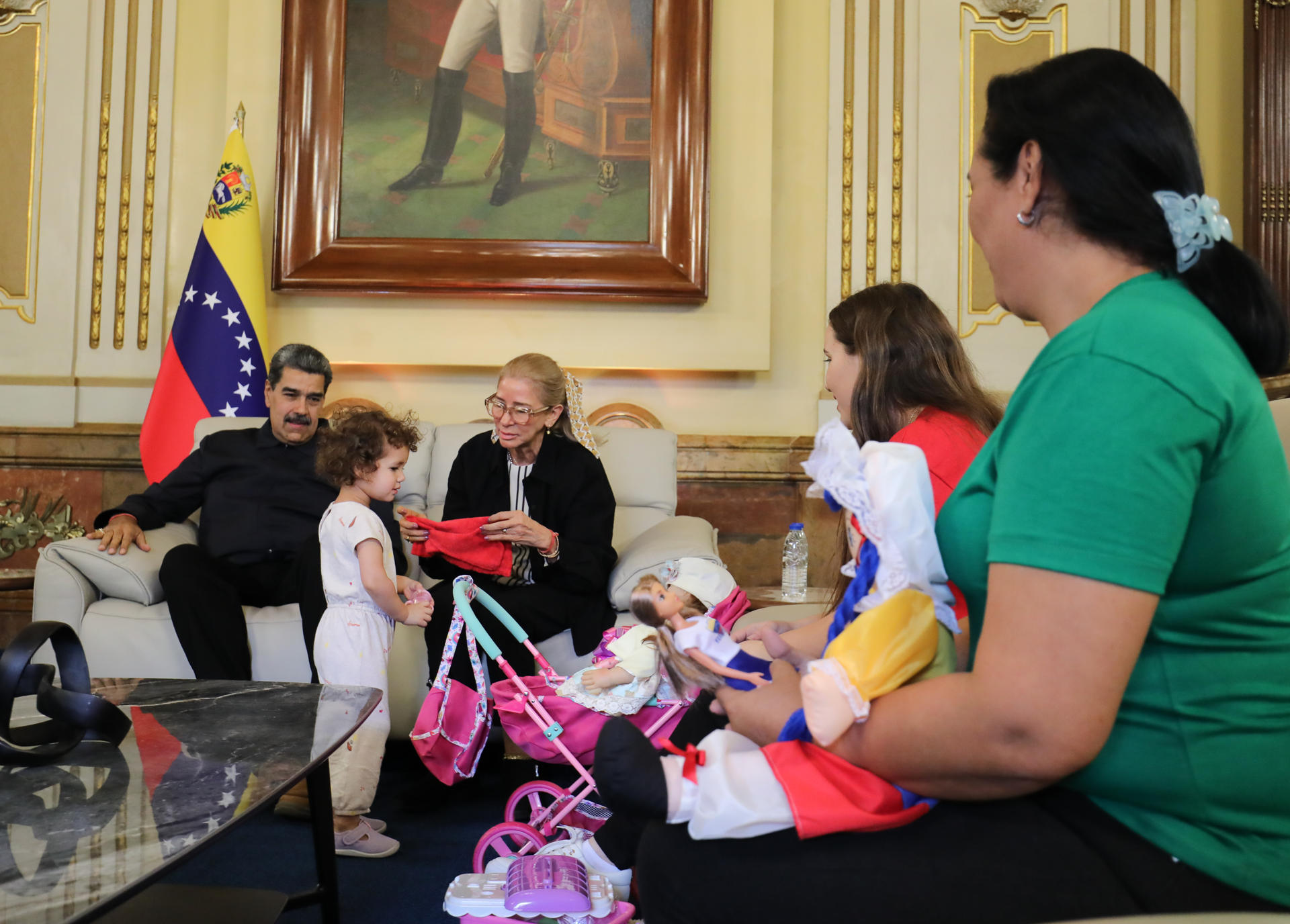 Fotografía cedida por Prensa del Palacio de Miraflores donde se observa al presidente de Venezuela, Nicolás Maduro (c-i), junto a la primera dama, Cilia Flores (c-d), durante un acto de gobierno, acompañados por Yorely Bernal y su hija, Maikelys Espinoza, este miércoles en Caracas (Venezuela). EFE/ Prensa del Palacio de Miraflores