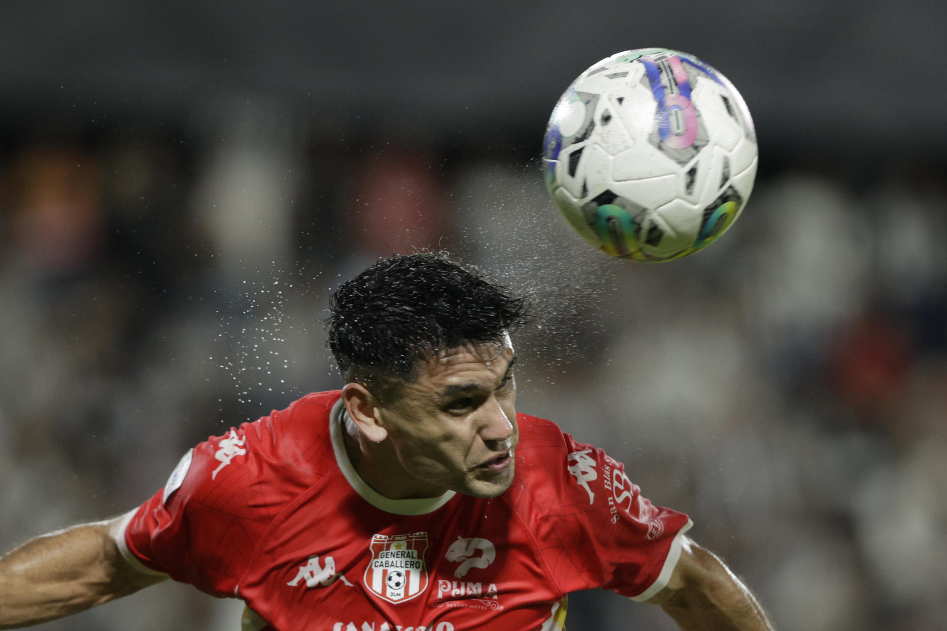 El centrocampista de General Caballero Miller Mareco remata de cabeza a portería durante el partido que ganó este sábado Libertad, líder del toreo paraguayo, en el estadio asunceno La Huerta. EFE/ Juan Pablo Pino