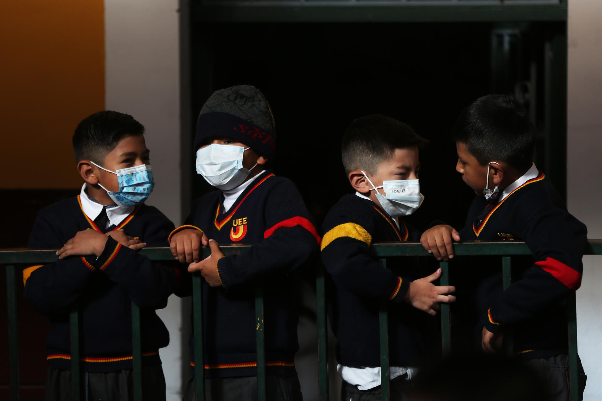 Fotografía de archivo en donde se ven estudiantes usando mascarilla. EFE/Luis Gandarillas