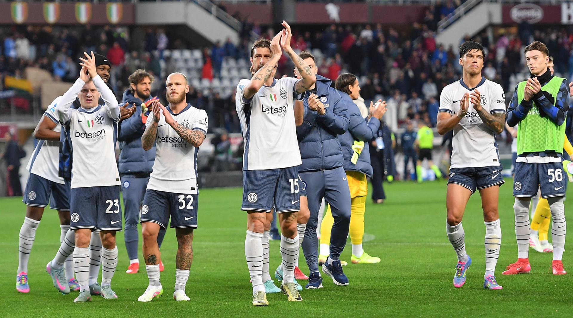 Jugadores del Inter tras ganar al Torino FC en el Olímpico Grande Torino Stadium en Turín, Italia. EFE/EPA/Alessandro Di Marco