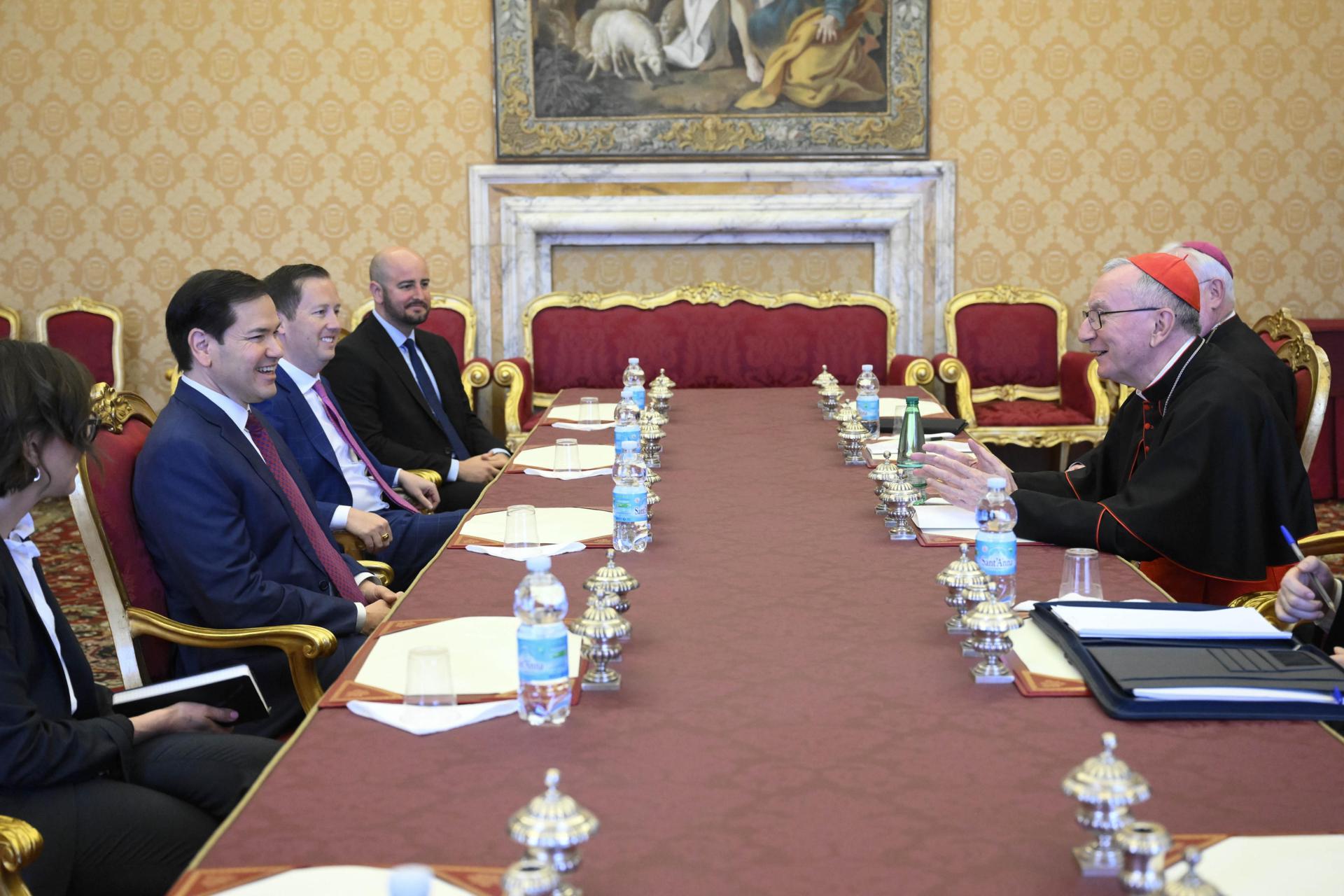 El secretario de Estado de EE. UU. Marco Rubio durante su reunión con el secretario de Estado del Vaticano, el cardenal Pietro Parolin, en la Ciudad del Vaticano, el 17 de mayo de 2025. EFE/EPA/VATICAN MEDIA HANDOUT SOLO PARA USO EDITORIAL/NO VENTAS