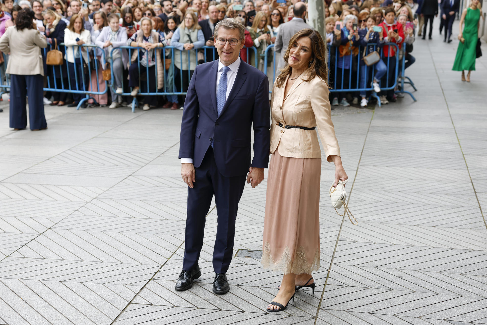 El presidente nacional del PP, Alberto Núñez-Feijóo, y su mujer Eva Cárdenas. EFE/J.J. Guillén