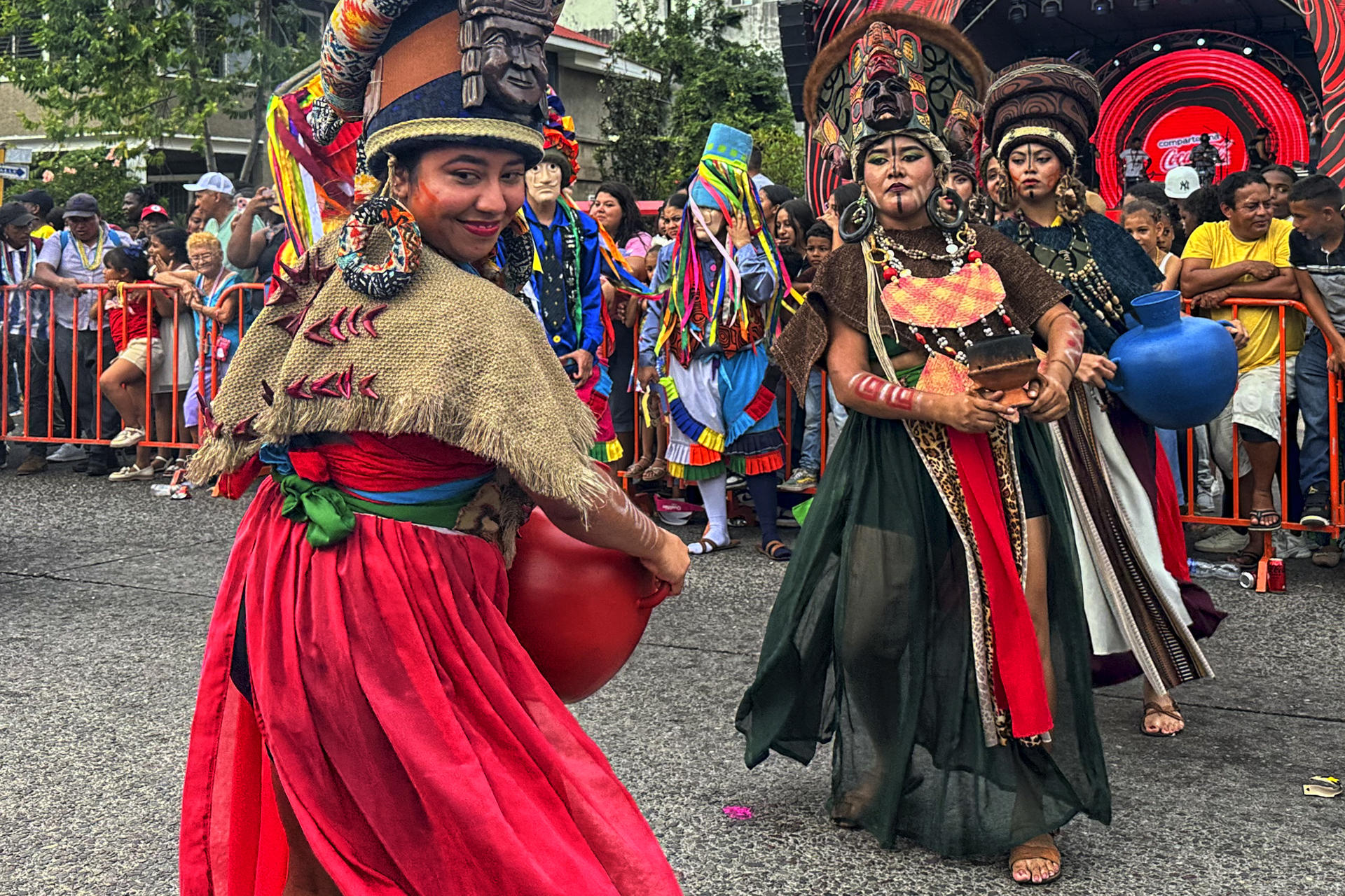 Mujeres personifican a indígenas Mayas durante el 'Carnaval Internacional de la Amistad', este sábado en la ciudad de la Ceiba (Honduras). EFE/ Cesar Funez