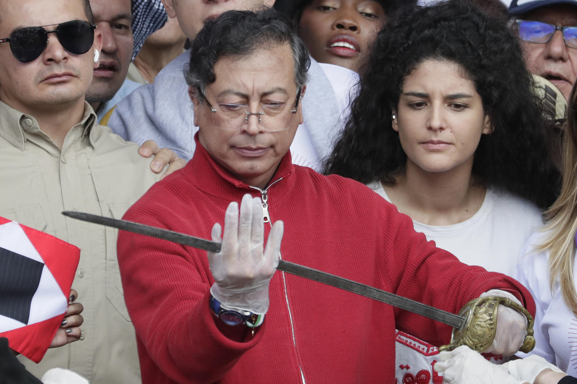 El presidente de Colombia, Gustavo Petro, sostiene la espada del Libertador Simón Bolívar este jueves, durante la conmemoración del Día Internacional del Trabajo en Bogotá (Colombia). EFE/ Carlos Ortega