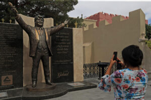 Una mujer toma una fotografía de la estatua del cantautor mexicano Juan Gabriel este 25 de mayo de 2025, en Ciudad Juárez, Chihuahua (México). EFE/ Luis Torres