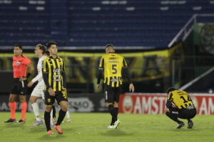 Los jugadores de Guaraní lamentan la humillación que sufrieron este miércoles en el estadio asunceno Defensores del  Chaco al caer por 0-5 en el cierre de la fase de grupos ante el eliminado Boston River. EFE/ Juan Pablo Pino
