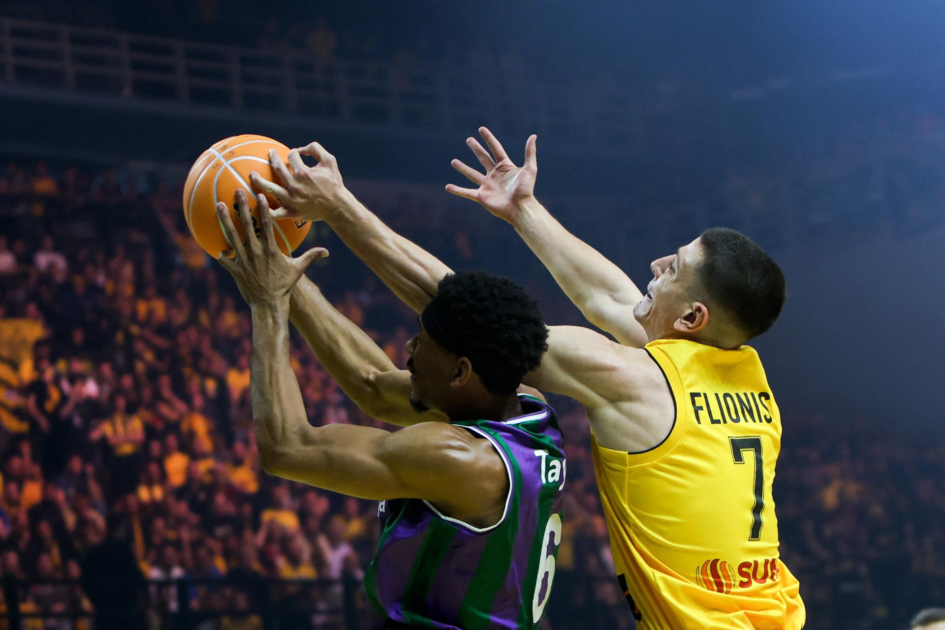 Kameron Taylor, del Unicaja, ante Dimitris Flionis. EFE/EPA/GEORGIA PANAGOPOULOU
