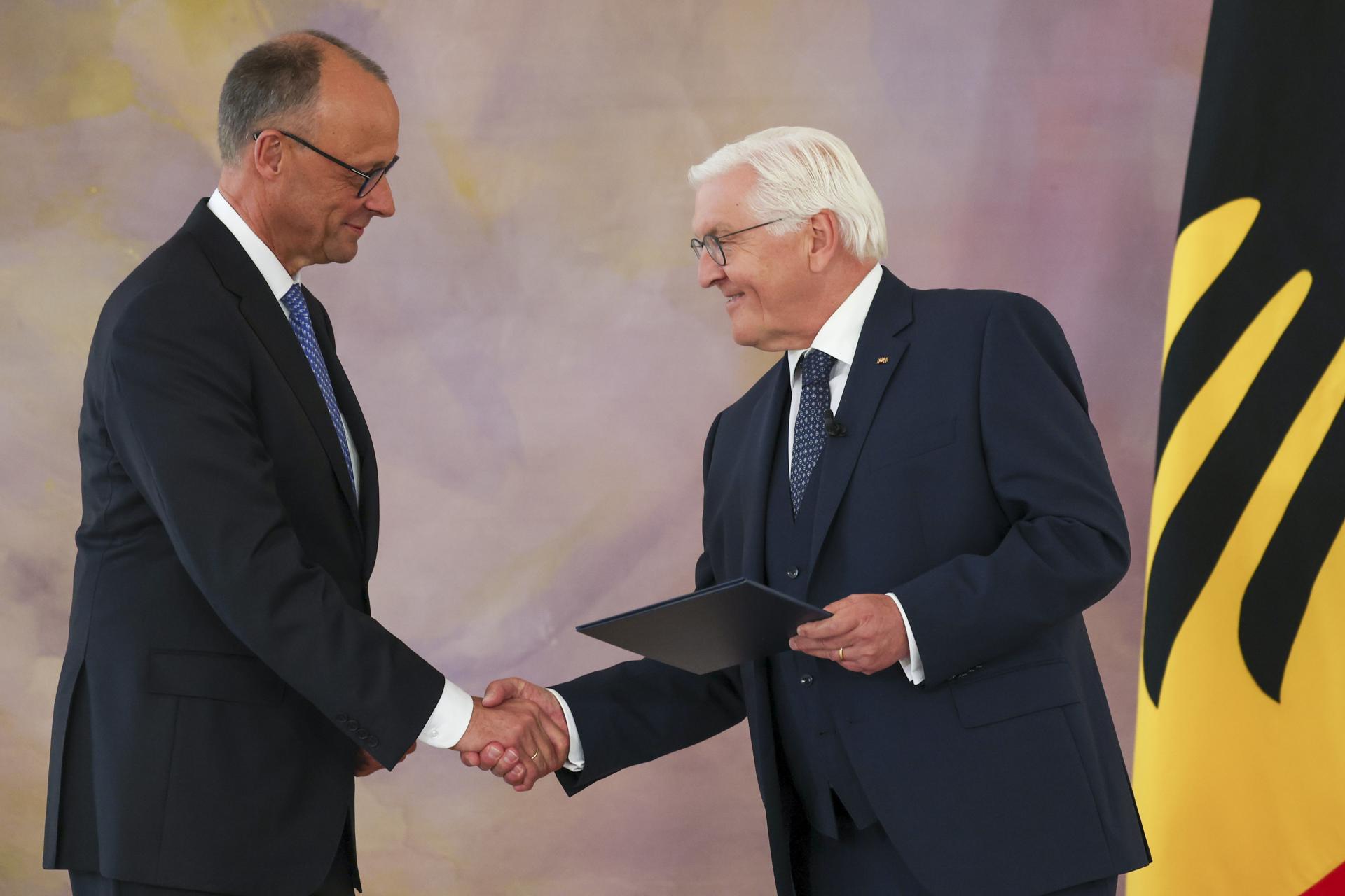 El canciller alemán Friedrich Merz (I) recibe su certificado de nombramiento del presidente alemán Frank-Walter Steinmeier (D) durante el nombramiento del canciller federal en el Palacio de Bellevue en Berlín, Alemania, 06 de mayo de 2025. (Alemania) EFE/EPA/FILIP SINGER