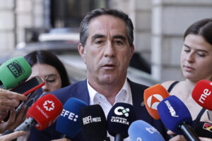 El viceconsejero de Bienestar Social de Canarias, Francisco Candil, atiende a la prensa a su salida de la reunión de la Comisión Sectorial de Infancia y Adolescencia sobre el mecanismo de reubicación obligatorio de menores migrantes no acompañados, este miércoles en Madrid. EFE/ Sergio Perez