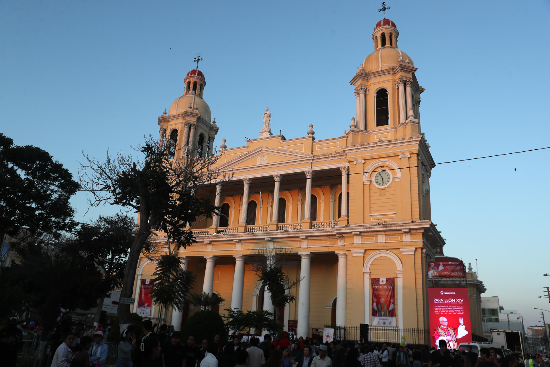 Personas asisten a una misa de acción de gracias en la plaza central de Chiclayo (Perú). EFE/Paolo Aguilar