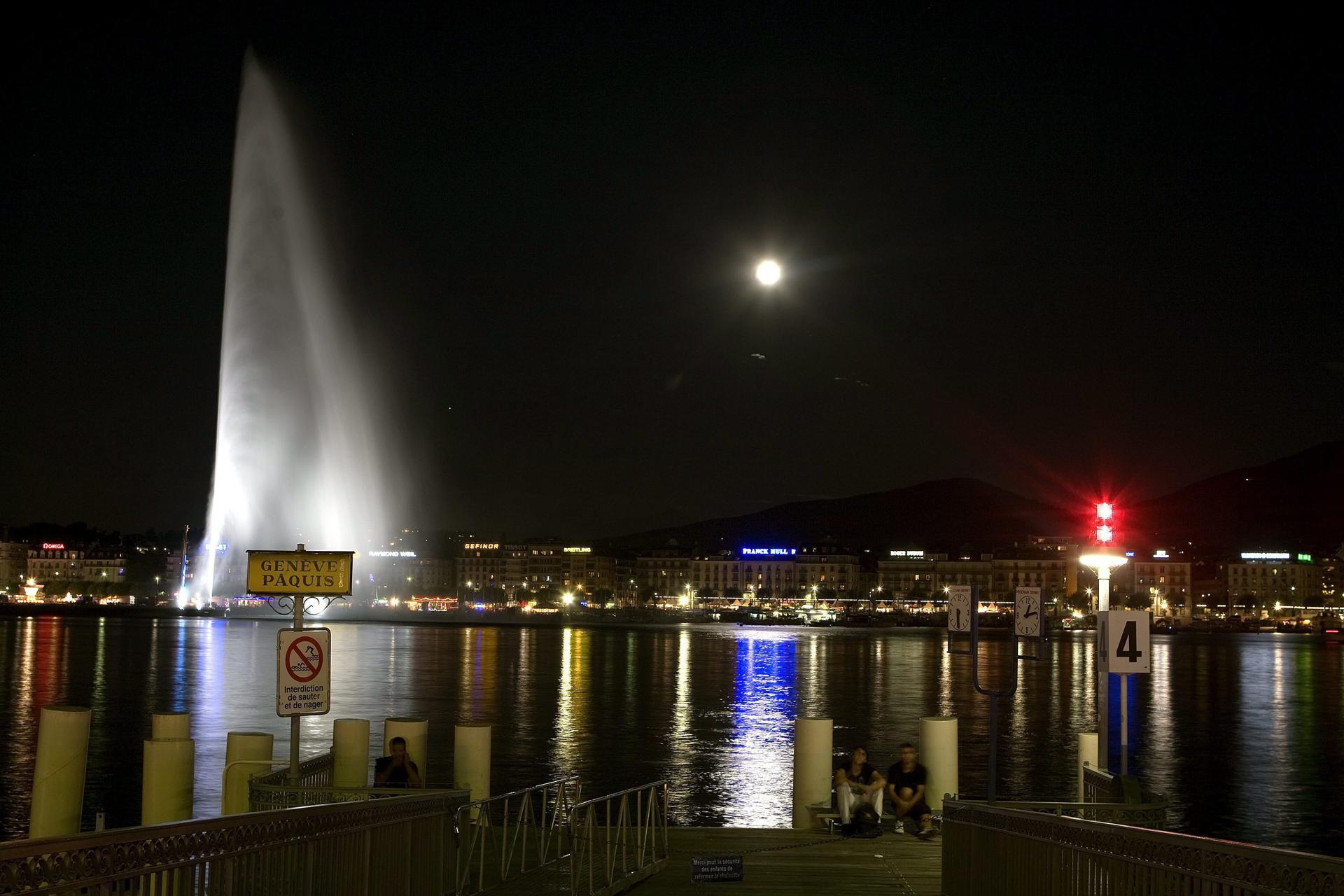 Vista nocturna de la famosa fuente de agua, Jet d'eau, bajo la luz de la luna en el puerto de Ginebra, Suiza. EFE/ SALVATORE DI NOLFI
