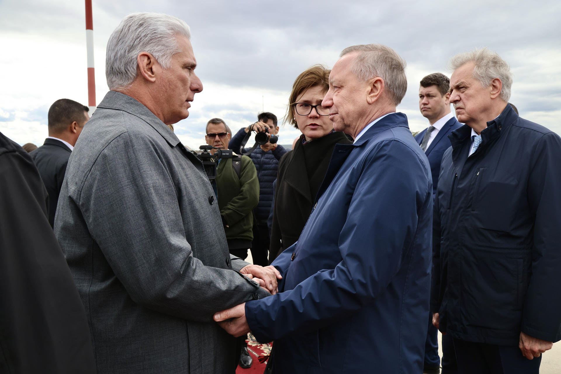 El presidente de Cuba, Miguel Díaz-Canel (i), saluda al gobernador de San Petesburgo, Alexander Beglov, este domingo, en San Petersburgo (Rusia). EFE/ Alejandro Azcuy/ Presidencia de Cuba /SOLO USO EDITORIAL/SOLO DISPONIBLE PARA ILUSTRAR LA NOTICIA QUE ACOMPAÑA (CRÉDITO OBLIGATORIO)