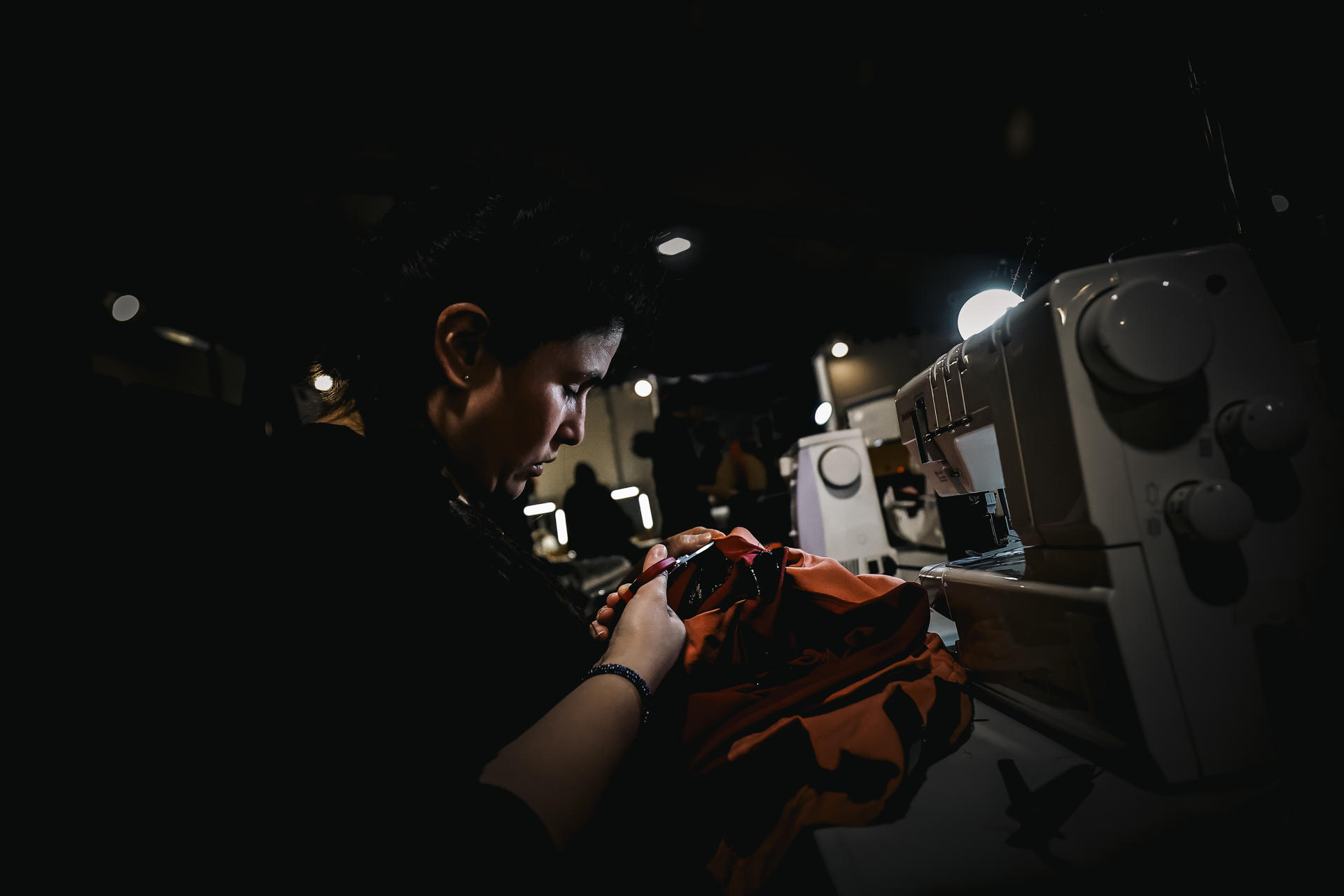 Fotografía de archivo en donde se ve a una diseñadora trabajando en su máquina de coser en Buenos Aires (Argentina). EFE/ Juan Ignacio Roncoroni