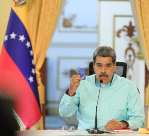 Fotografía cedida por Prensa del Palacio de Miraflores donde se observa a Nicolás Maduro hablando este lunes en una reunión con autoridades en Caracas (Venezuela). EFE/ PRENSA PALACIO DE MIRAFLORES/