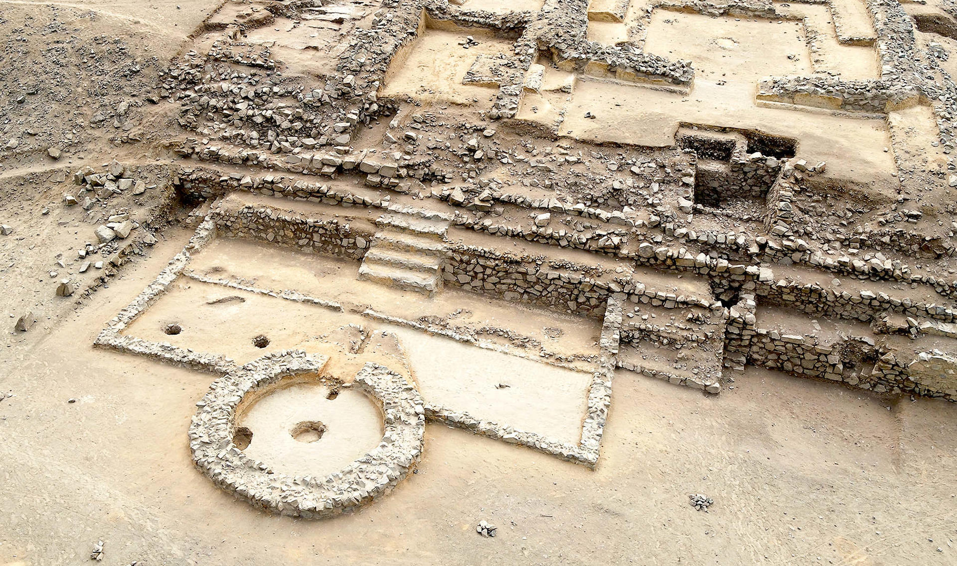 Fotografía cedida por la Zona Arqueológica Caral (ZAC) de un "altar de fuego" de unos 4.000 años de antigüedad descubierto en el sitio arqueológico Era de Pando en Caral (Perú). EFE/ Zona Arqueológica Caral