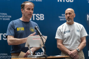 Los miembros de la junta Nacional de Seguridad en el Transporte (NTSB) Brian Young (i) y Michael E. Graham hablan en una rueda de prensa este 19 de mayo de 2025, en Nueva York (Estados Unidos). EFE/ Ángel Colmenares