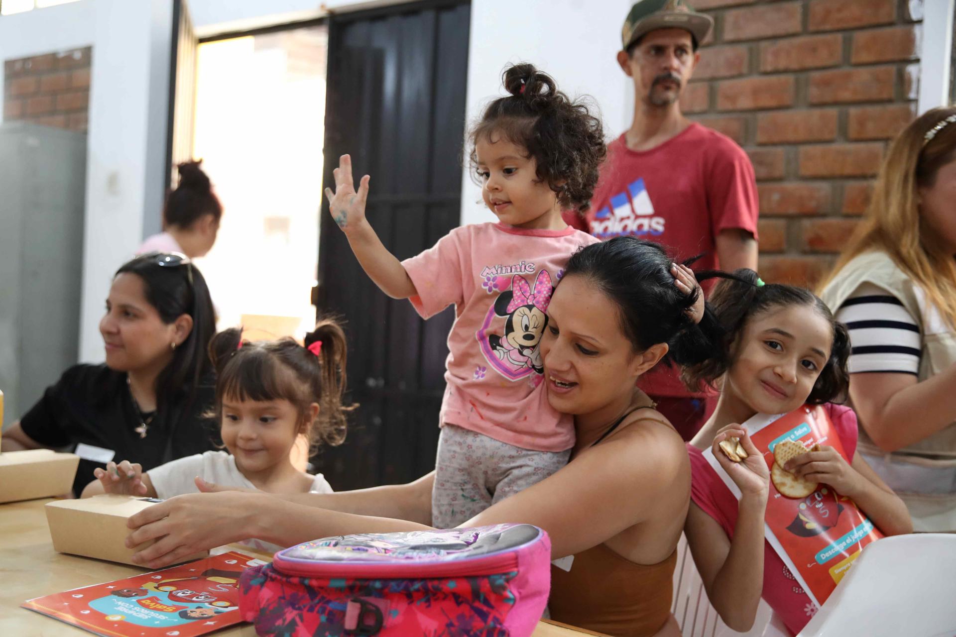 Fotografía del 28 de abril de 2025 de mujeres jugando con sus hijos en un centro parroquial en Lima (Perú). EFE/ Paolo Aguilar