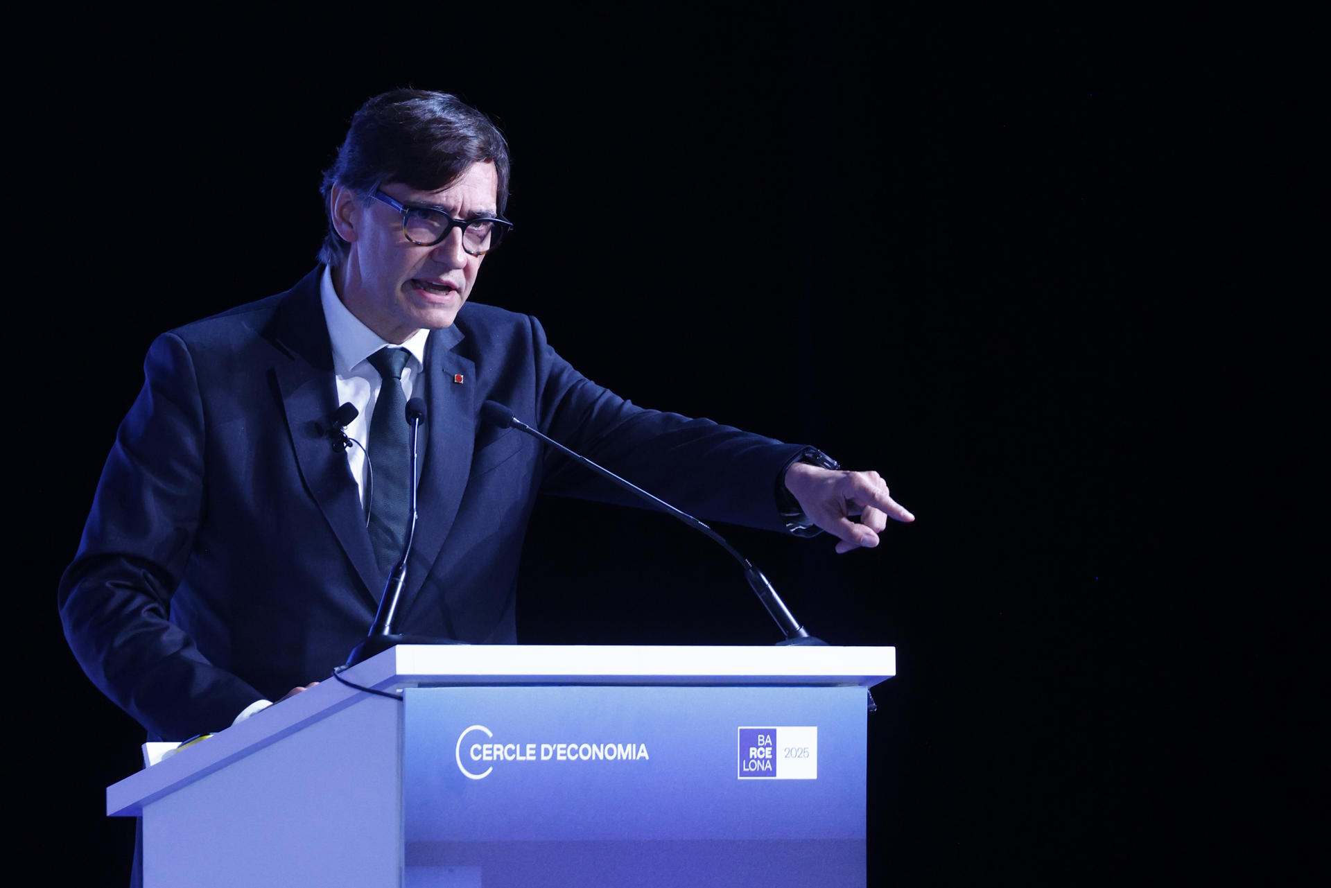 El presidente de la Generalitat, Salvador Illa, durante su intervención en la clausura la reunión anual del Cercle d'Economia, una edición que ha estado marcada por asuntos como la opa del BBVA sobre el Sabadell, el apagón eléctrico de la pasada semana, la situación política abierta ante la llegada al poder del presidente de Estados Unidos, Donald Trump, y conflictos como el de Ucrania. EFE/Quique García