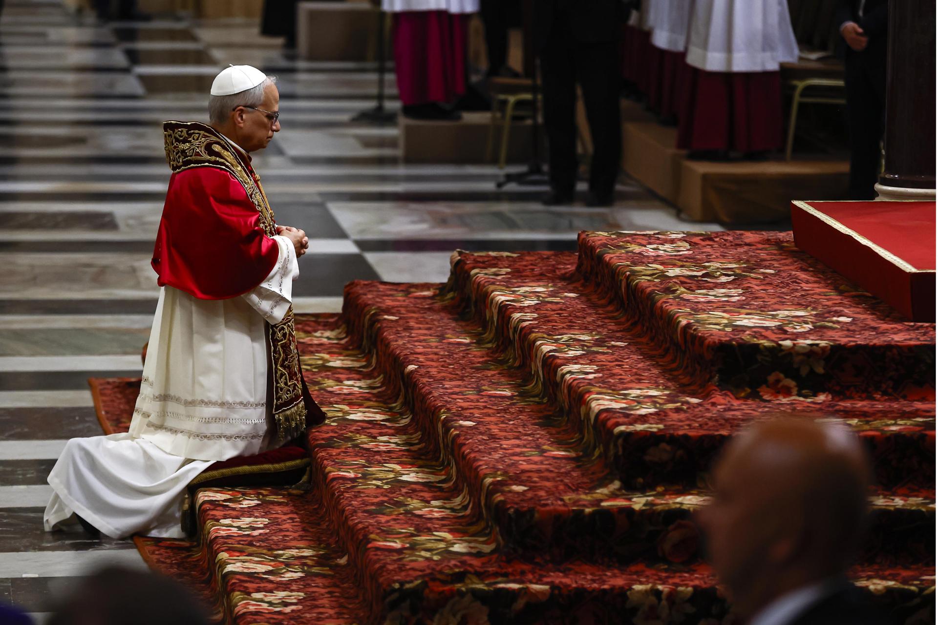 El papa León XIV durante la visita para tomar posesión de la Basílica de San Pablo Extramuros, en Roma, Italia, 20 de mayo de 2025. (Papa, Italia, Roma) EFE/EPA/ANGELO CARCONI