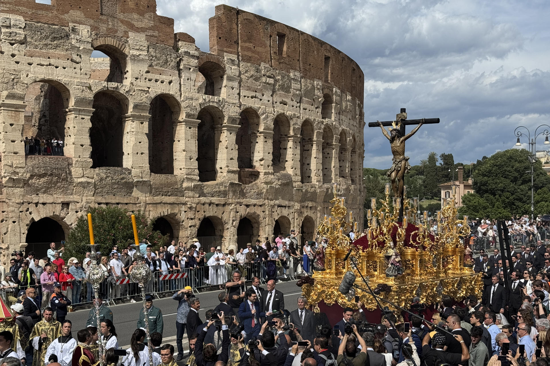 Las cofradías españolas del cristo de la Expiración, 'El Cachorro' (Sevilla), el Paso y la Esperanza (Málaga) y el Nazareno (León) sorprendieron este sábado en Roma a turistas y vecinos con una inédita procesión que recorrió el entorno del Coliseo y el Circo Máximo. EFE/ Daniel Cáceres