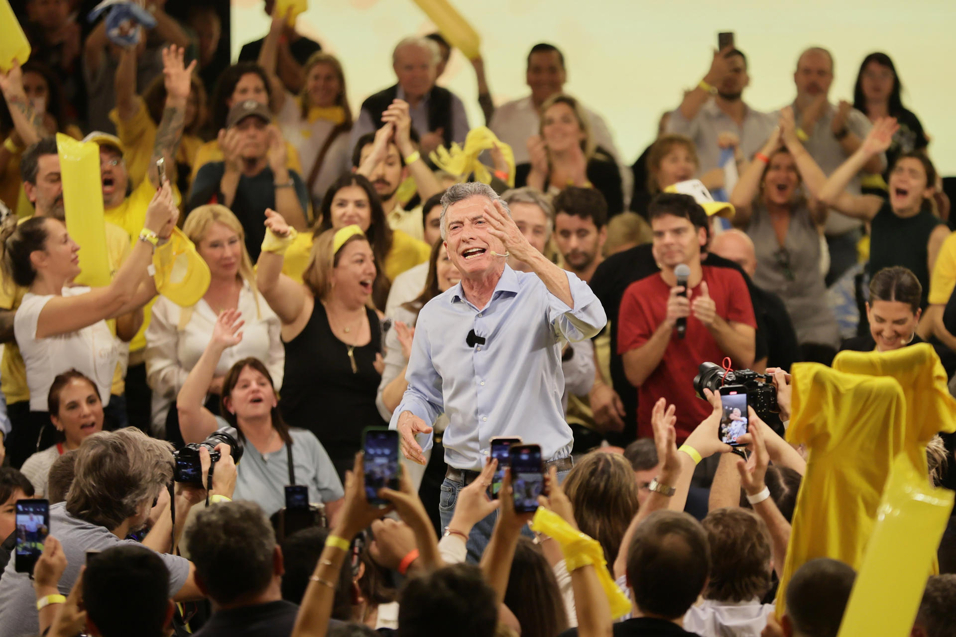 El expresidente argentino Mauricio Macri (c) participa en un acto de cierre de campaña este jueves, en Buenos Aires (Argentina). EFE/ Adan González