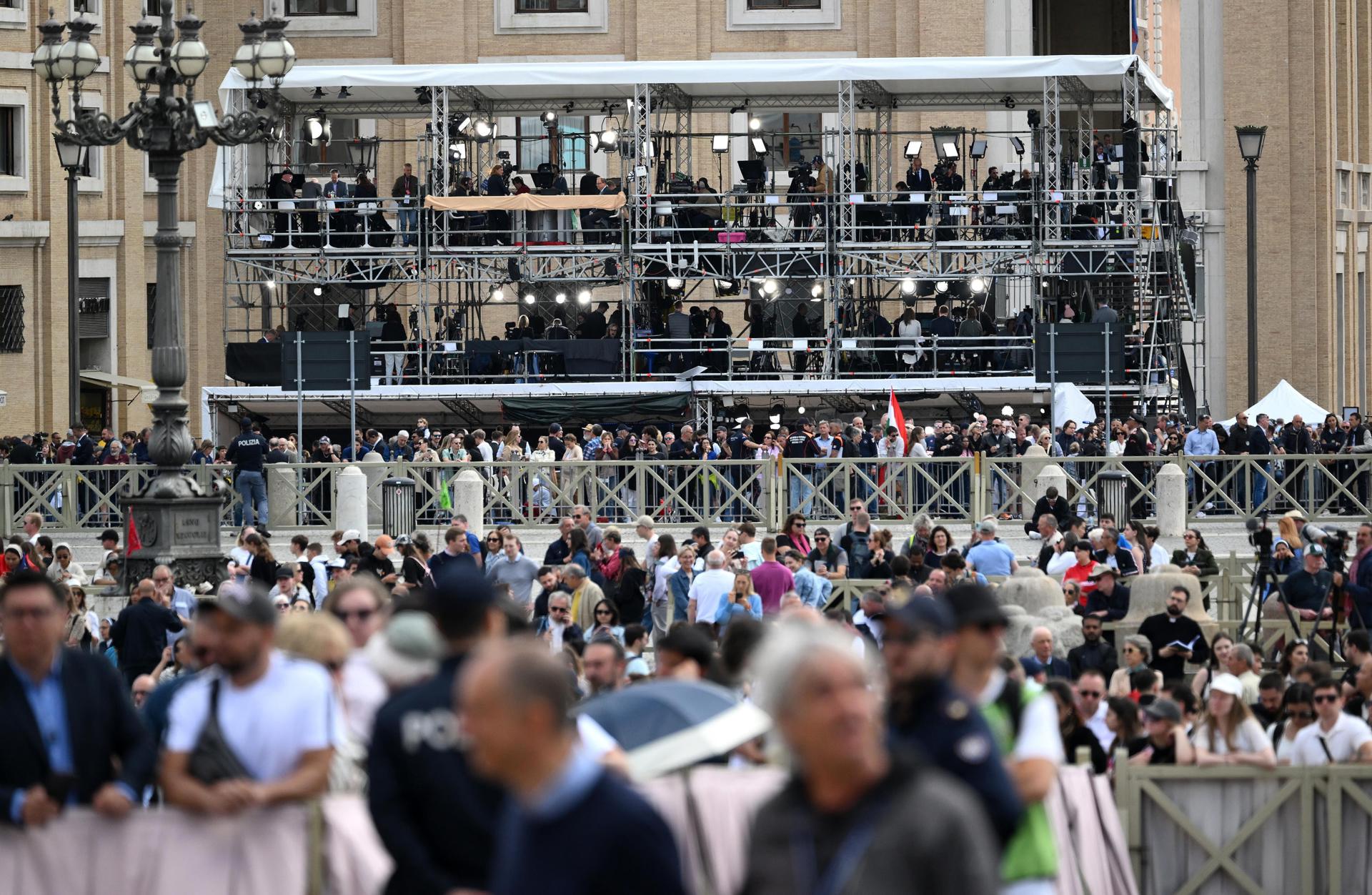 Miembros de los medios de comunicación trabajan en la Plaza de San Pedro en el segundo día del cónclave, en la Ciudad del Vaticano, el 8 de mayo de 2025. EFE/EPA/ETTORE FERRARI