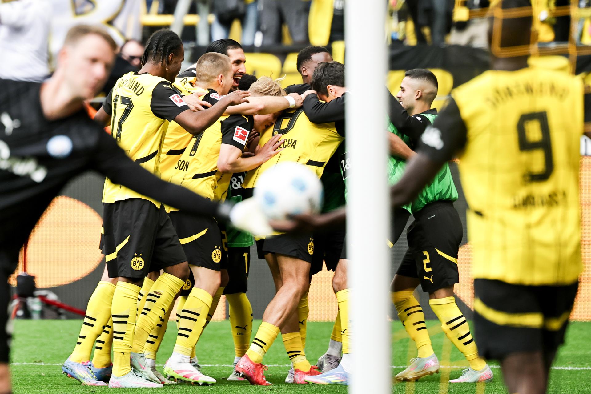 Los jugadores del Dortmund celebran el 3-0 durante el partido de la Bundesliga que han jugado Borussia Dortmund y Holstein Kiel en Dortmund, Alemania. EFE/EPA/FRIEDEMANN VOGEL