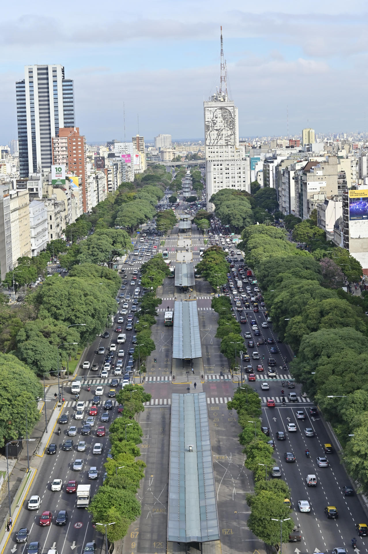 Fotografía de la Avenida 9 de Julio, vista desde el mirador del Obelisco este jueves en Buenos Aires (Argentina). EFE/Matias Martín Campaya