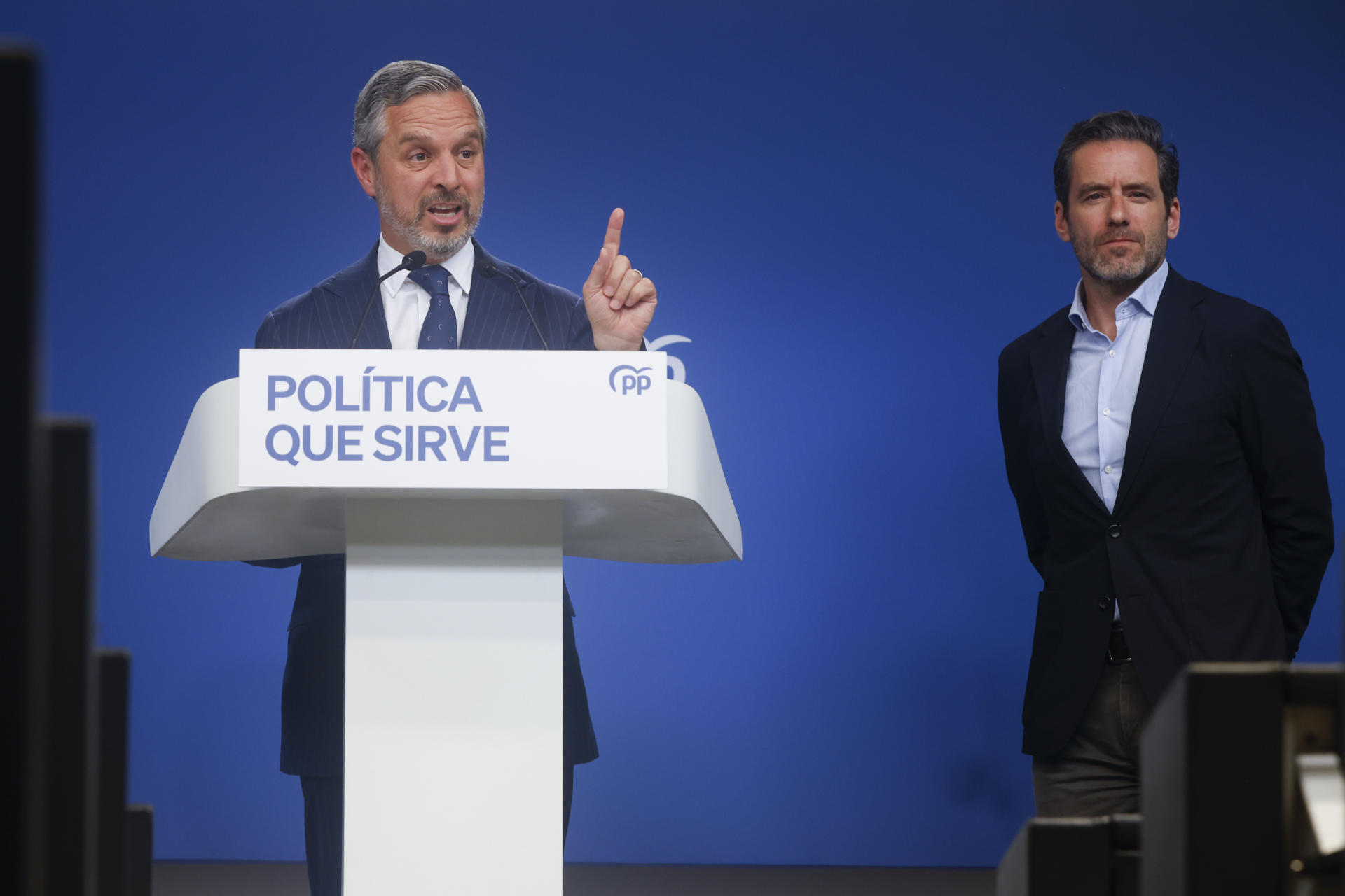 Los vicesecretarios del PP de Cultura, Borja Sémper (d) y de Economía, Juan Bravo (i) durante la rueda de prensa ofrecida este lunes, tras la reunión del Comité de Dirección, en Madrid. EFE/ Blanca Millez