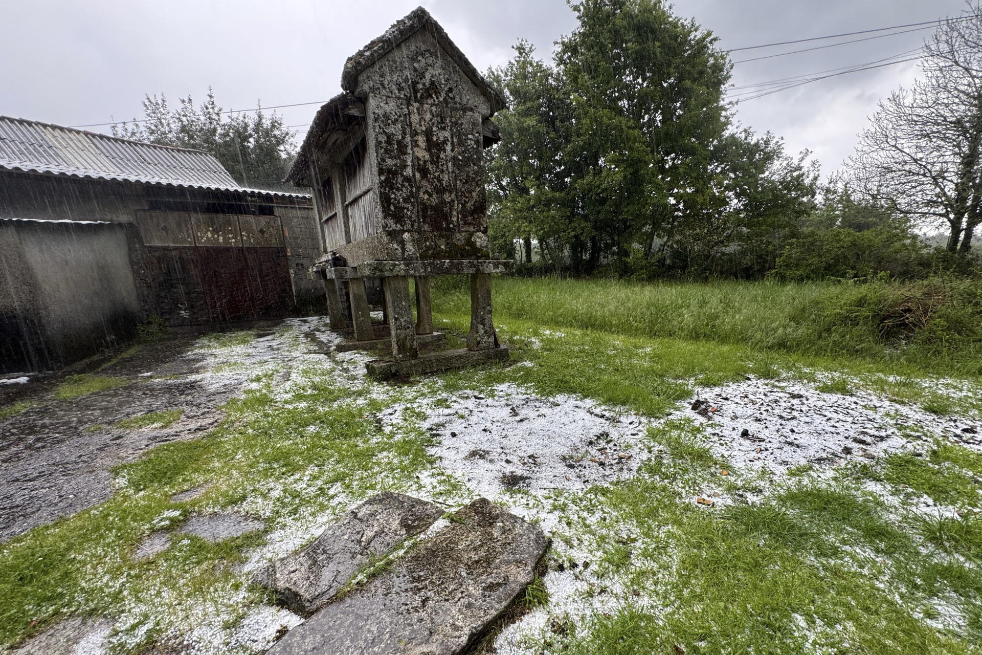 Tormenta eléctrica y granizo en A Cañiza, Pontevedra, este jueves. EFE/Sxenick