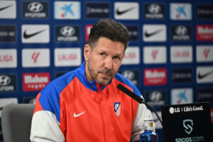 El entrenador del Atlético de Madrid, el argentino Diego Simeone, durante la rueda de prensa de este sábado en la víspera del partido de LaLiga que enfrenta a su equipo con el Betis. EFE/ Fernando Villar