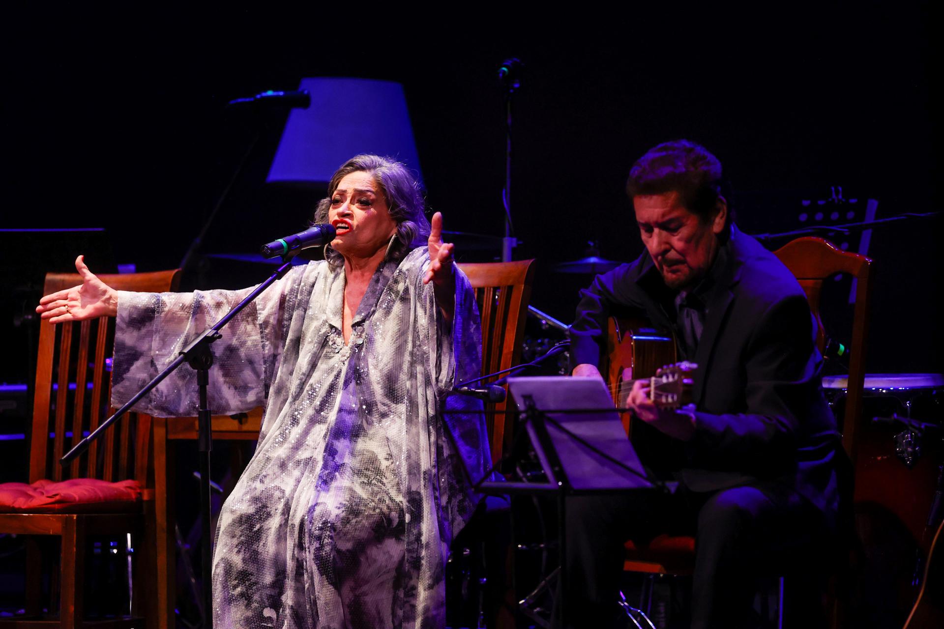 La cantante venezolana Soledad Bravo durante una actuación en el Teatro Alcázar de Madrid. EFE / Juanjo Martín.