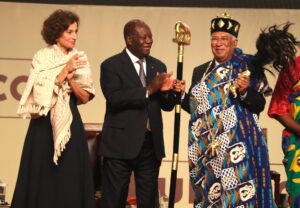 La directora general de la Unesco, Audrey Azoulay (izq.), el presidente de Costa de Marfil, Alassane Ouattara (centro), y el presidente del Consejo Europeo, Antonio Costa (der.), durante la ceremonia de entrega del Premio de la Paz Félix Houphouet-Boigny en Abiyán, Costa de Marfil, el 22 de mayo de 2025.  EFE/EPA/LEGNAN KOULA