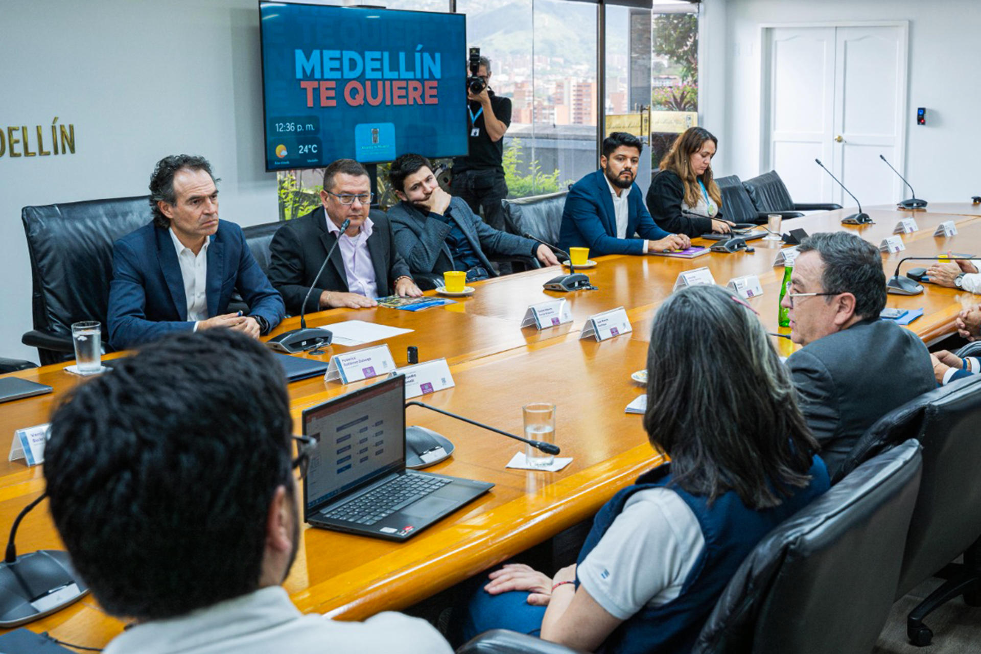 Fotografía cedida por la Jurisdicción Especial para la Paz (JEP) del alcalde de Medellín, Federico Gutiérrez (i), y el presidente de la Jurisdicción Especial para la Paz (JEP), Alejandro Ramelli (d), durante una reunión este miércoles, en Medellín (Colombia). EFE/ JEP