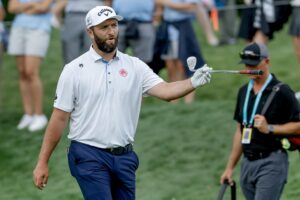 El golfista español Jon Rahm durante una práctica en el Quail Hollow Club de Charlotte (EE.UU.), donde se jugará el Campeonato de la PGA. EFE/EPA/ERIK S. LESSER