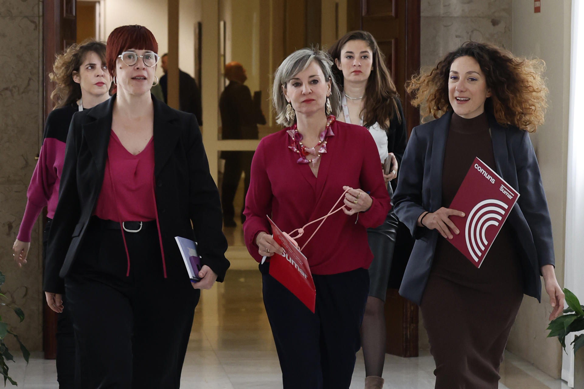 Las diputadas de Sumar Águeda Micó (i) y Aina Vidal (d) a su llegada a la reunión de la Junta de Portavoces del Congreso, este martes. EFE/ J.P.Gandul