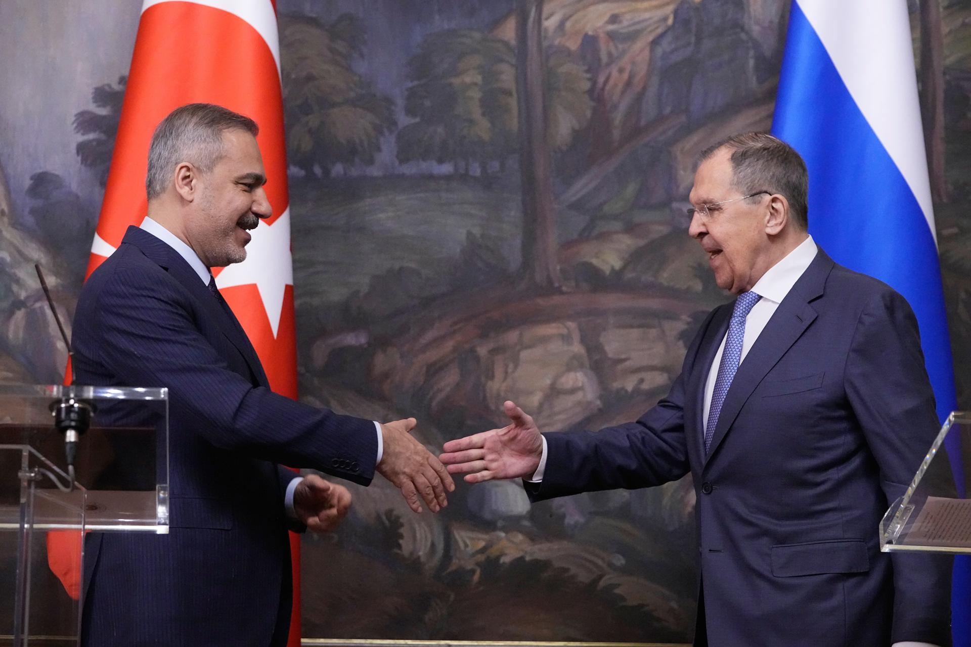 El ministro de Asuntos Exteriores ruso, Serguéi Lavrov (d), y el ministro de Asuntos Exteriores turco, Hakan Fidan, se dan la mano durante su reunión en Moscú, el 27 de mayo de 2025. EFE/EPA/PAVEL BEDNYAKOV / POOL
