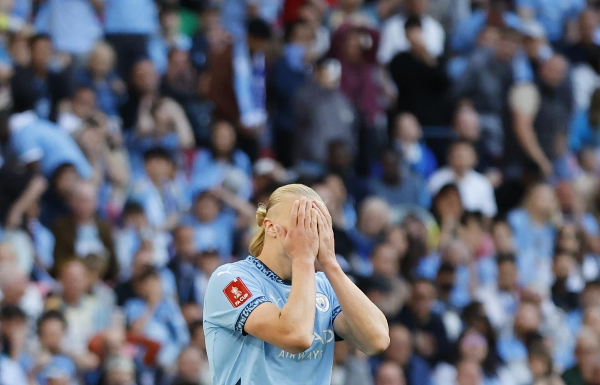 El jugador del Manchester City Erling Haaland se lamenta durante el partido de la FA Cup que han jugado Crystal Palace y Manchester City, en Londres, Reino Unido. EFE/EPA/TOLGA AKMEN