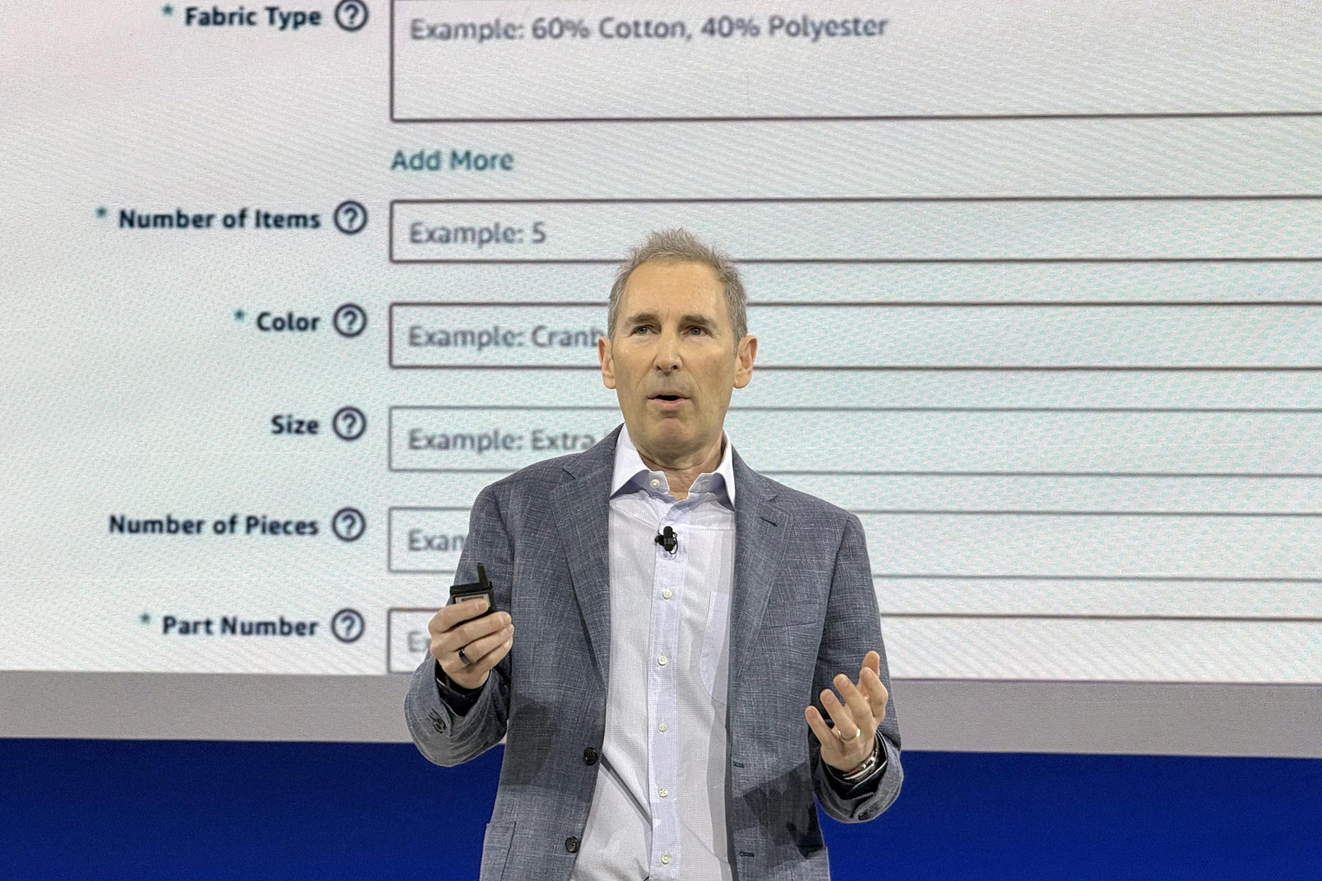 Fotografía de archivo fechada el 26 de febrero de 2025 del director ejecutivo de Amazon, Andy Jassy, hablando durante la presentación del asistente de voz Alexa+, una "nueva Alexa con personalidad" en Nueva York. EFE/ Sarah Yáñez-Richards