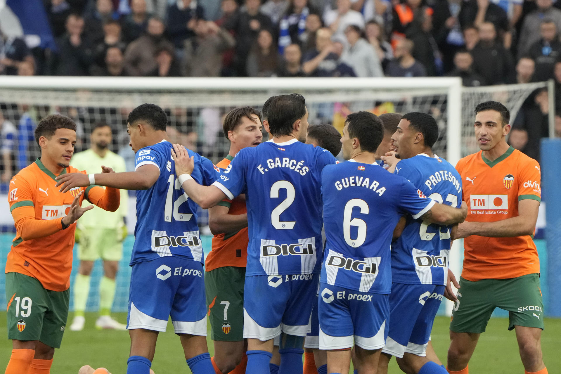 Los jugadores del Alavés discuten con los del Valencia tras una falta a Pepelu durante el partido de la jornada 36 de LaLiga EA Sports que Deportivo Alavés y Valencia CF disputaron en el estadio de Mendizorrotza, en Vitoria. EFE/Adrián Ruiz Hierro