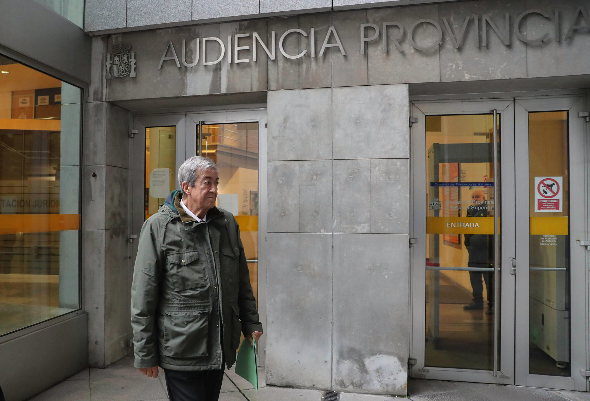 Imagen de archivo (24/01/2025) del expresidente del Principado y exvicepresidente del Gobierno, Francisco Álvarez-Cascos, a su salida de la Audiencia Provincial de Oviedo durante el juicio contra Cascos por cargar supuestamente gastos propios a Foro Asturias, el partido creado en torno a su figura en 2011 tras su marcha del PP y con el que accedió a la presidencia del Principado de Asturias en julio de ese mismo año. EFE/ J.L.Cereijido