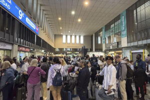 Imagen de archivo de pasajeros haciendo cola en la estación de Santa Justa en Sevilla el día del apaón eléctrico en España y Portugal el pasado 28 de abril. EFE/Carlos Rivera