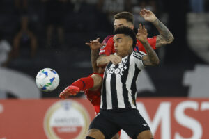 Igor Jesus (d) le dio el triunfo al Botafogo ante la Universidad de Chile en el estadio Olímpico Nilton Santos en Río de Janeiro. EFE/ Antonio Lacerda