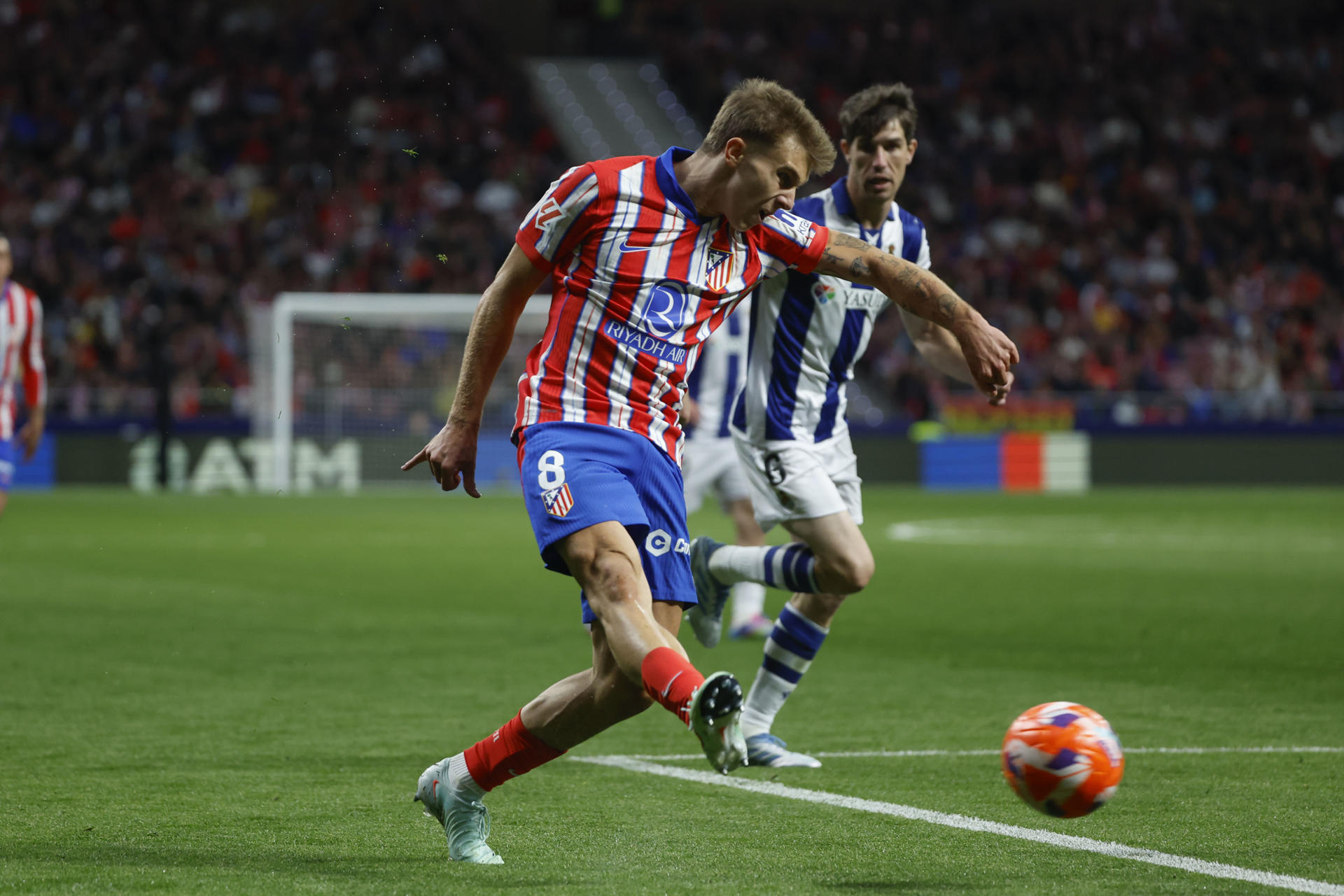 El centrocampista del Atlético de Madrid, Pablo Barrios, golpea el balón durante el encuentro correspondiente a la jornada 35 en el Riyadh Air Metropolitano en Madrid. EFE / Juanjo Martín.